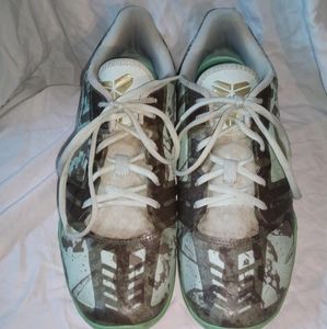 Nike Kobe Bryant Mentality... Size 10.5